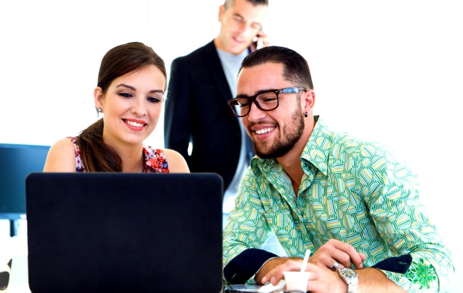 Equipo de edoumlometakoe trabajando en análisis financiero